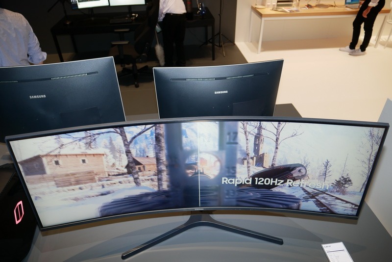 ディスプレイは1800Rの湾曲仕様