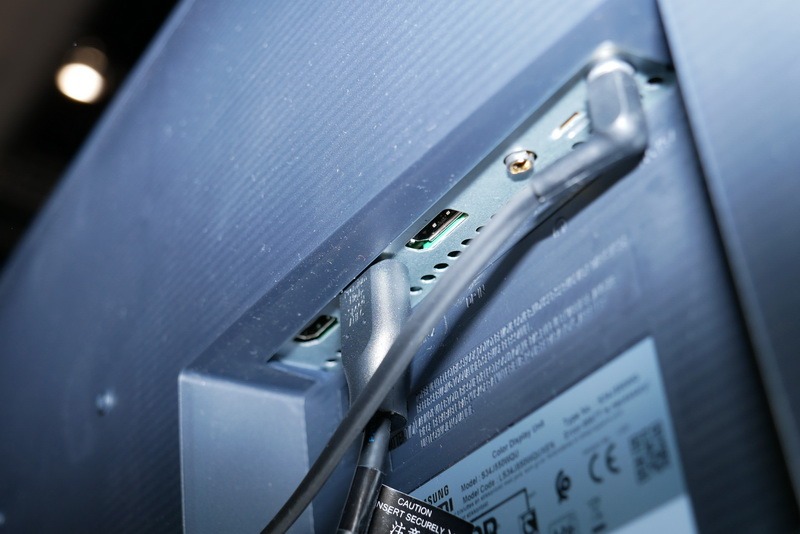 映像入力はHDMI 2.0、HDMI 1.4、DisplayPort 1.2の3系統を用意