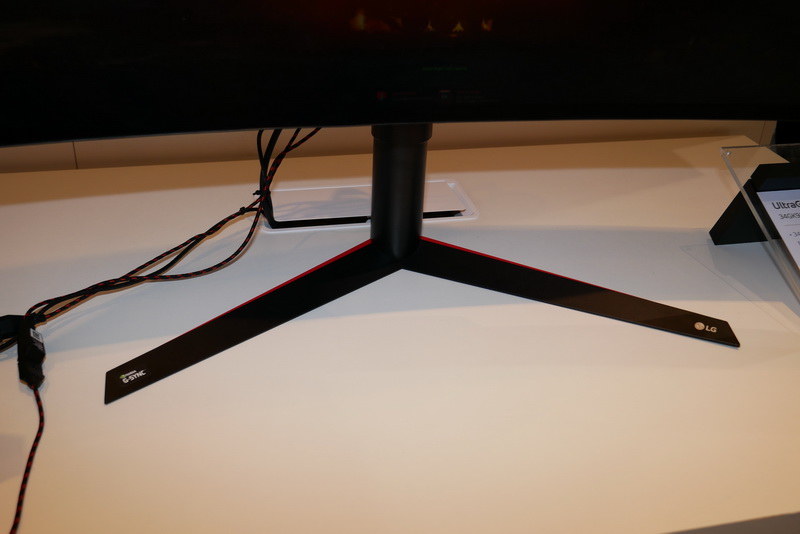 スタンドはY字型で、チルト角度、高さ調節、スイベル、ピボット対応