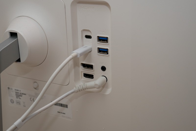 映像入力はThunderbolt 3×2、DisplayPort 1.4b、HDMIを用意。USB 3.0ハブ機能も備える