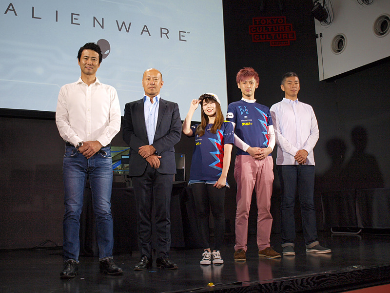 ALIENWAREの柳澤真吾氏(右)とCYCLOPS athlete gamingのチームメンバー