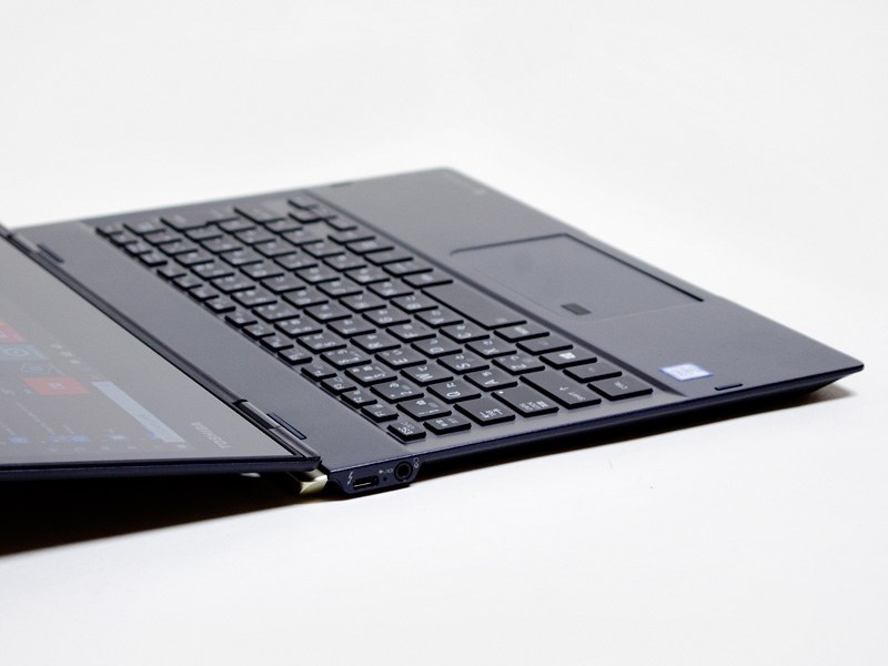 左側面はType-C(Thunderbolt 3)/電源込み、音声入出力