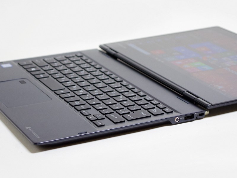 右側面はロックポート、USB 3.0、電源ボタン