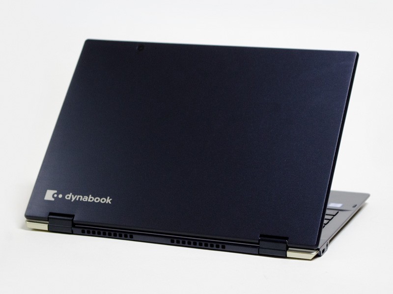 斜め後ろ。結構薄いのがわかる。バッテリは内蔵式で着脱できない。上左側に約200万画素背面Webカメラ