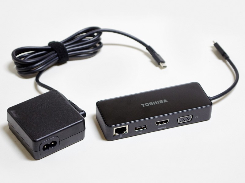 付属のACアダプタはサイズ約60×60×25mm(幅×奥行き×高さ)、重量190g、出力5V/3A,、9V/3A、15V/3A、20V/2.25A。拡張アダプタはサイズ120×45×20mm(同)、重量98g。写真からは見えない裏側に給電用Type-Cがある