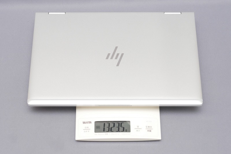 重量は実測で1,323.5gと、13.3型モバイルとしてはやや重い