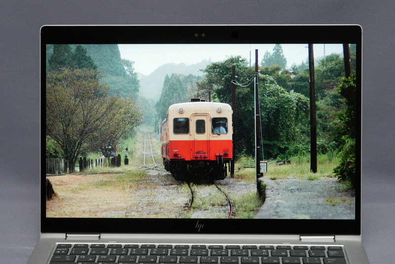 発色の鮮やかさはまずまずといったところで、表示品質はこのクラスとして標準的。表面が非光沢となり、文字入力も快適に行なえる