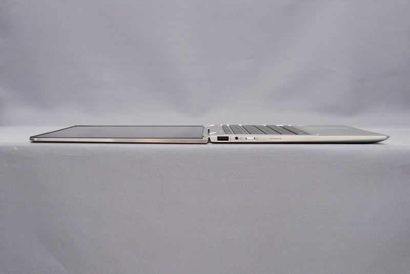 ディスプレイはこのようにフラットに開く