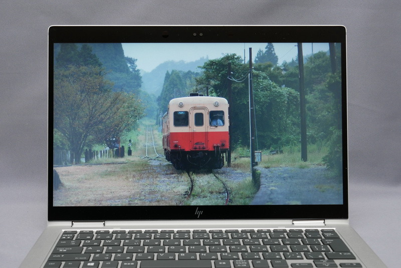 正面から見た場合でも、画面全体が白く飛んだような品質となるが、外出時に業務データの編集を行なう場面などで有効に利用できそうだ