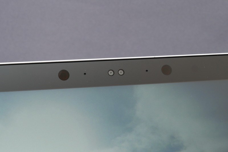 ディスプレイ上部には、Windows Helloの顔認証機能に対応する赤外線カメラを搭載