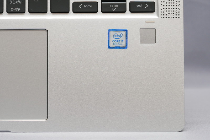 右パームレストには指紋認証センサーを用意