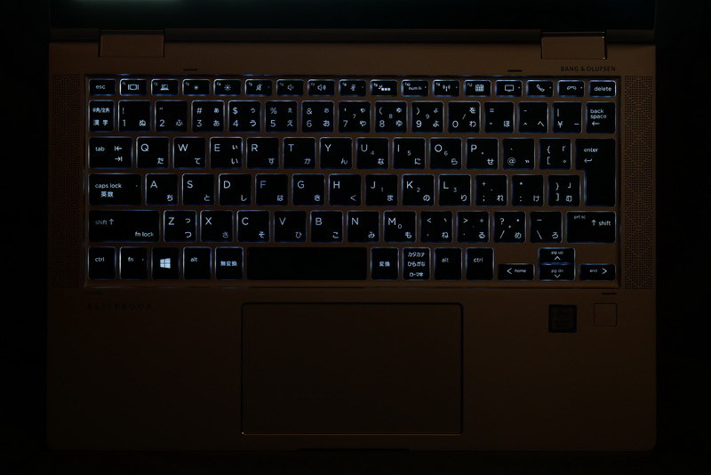 キーボードバックライトも内蔵するため、暗い場所でのタイピングも快適