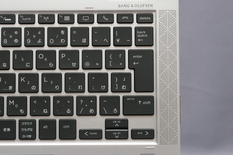 キーボード左右には、Bang & Olufsenブランドのステレオスピーカーを搭載