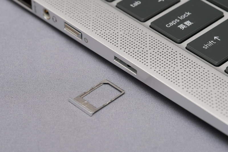 電源ボタン横にワイヤレスWAN用のNano SIMカードスロットを用意