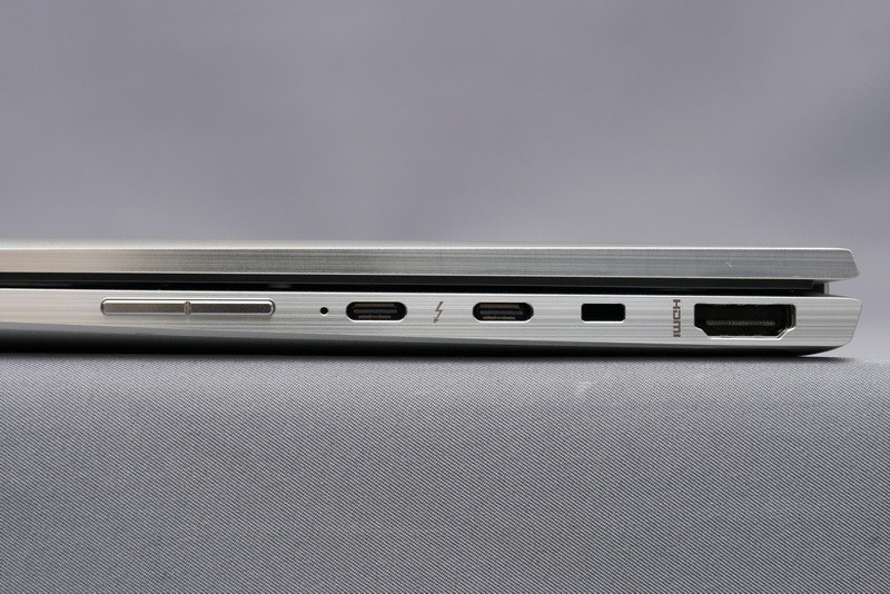 右側面にはThunderbolt 3×2とHDMIを用意。Thunderbolt 3はいずれもUSB PDに対応。ボリュームボタンもこちらに用意されている