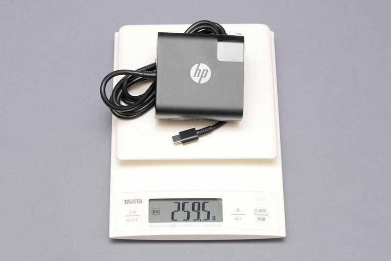 ACアダプタの重量は実測で259.5gだった