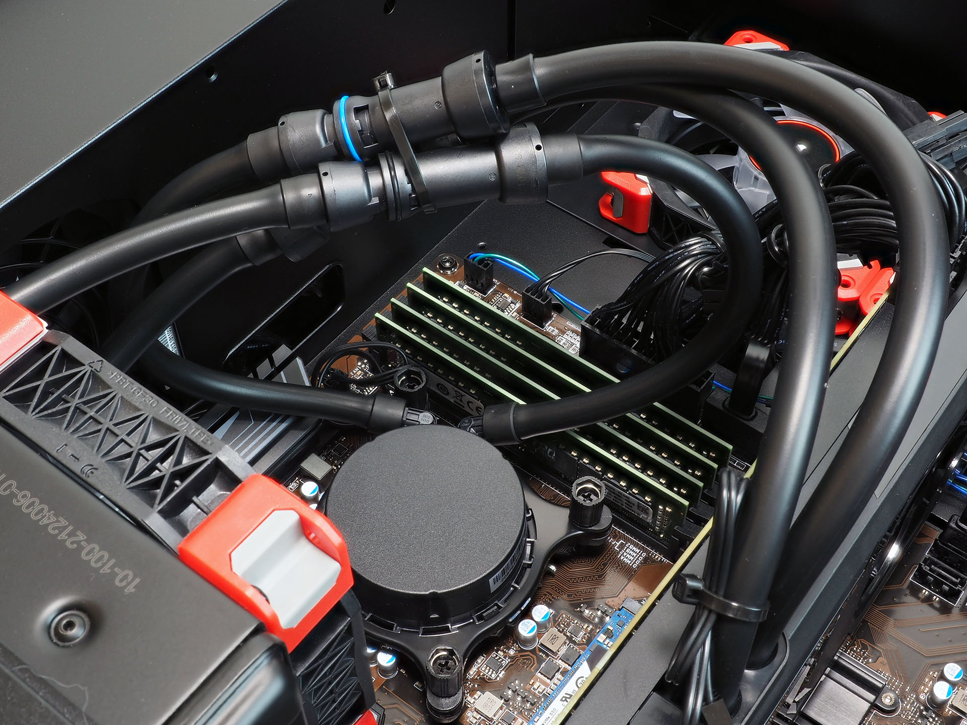 チューブの途中でCPU行きとGPU行きの冷却液を分岐。そのためチューブ自体はやや目立つ印象。とはいえLED発光が少ないため、強化ガラスサイドパネルを介せばあまり気にならない