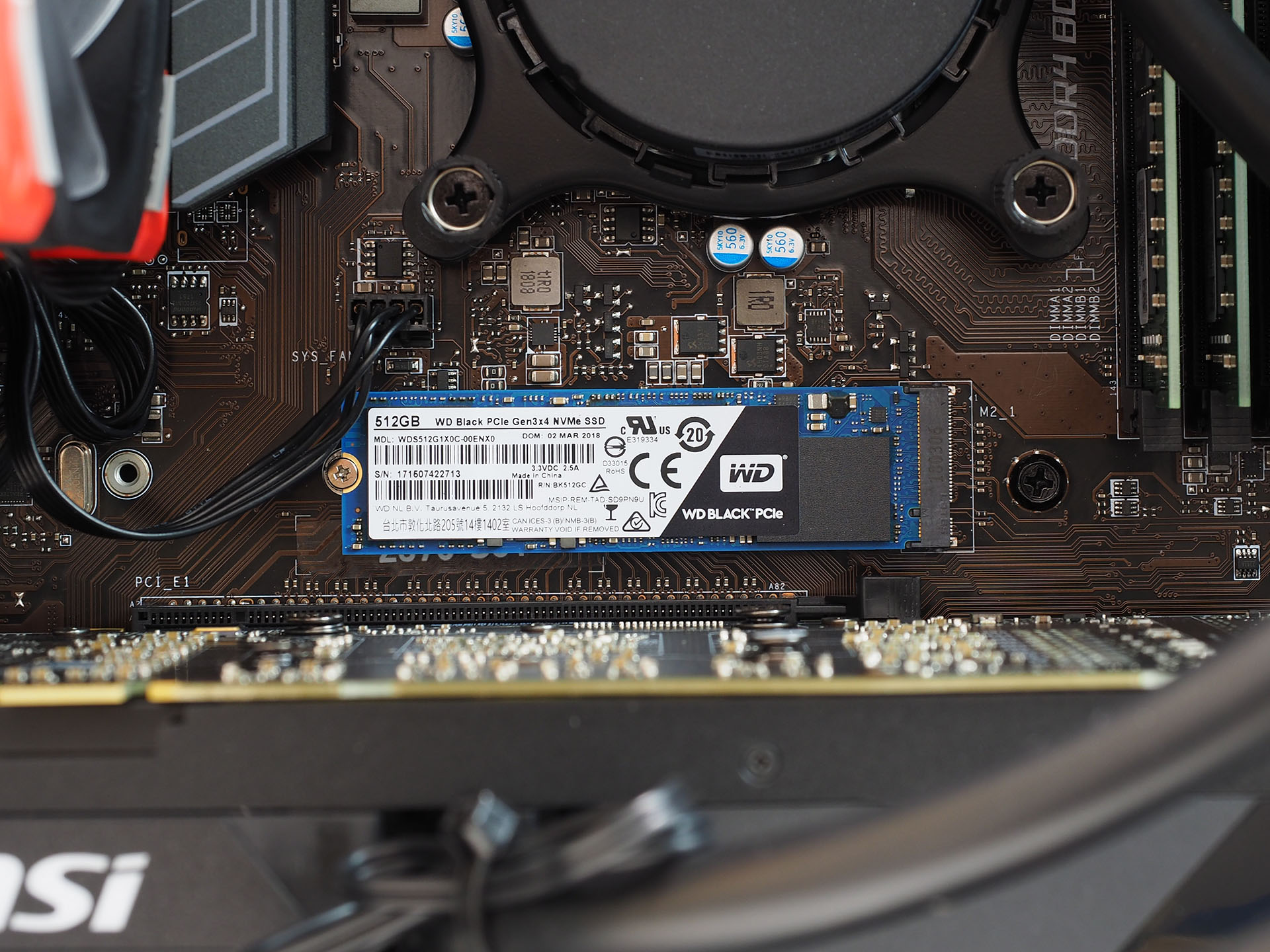 M.2 SSDはCPUソケットとビデオカードの間のスロットに搭載