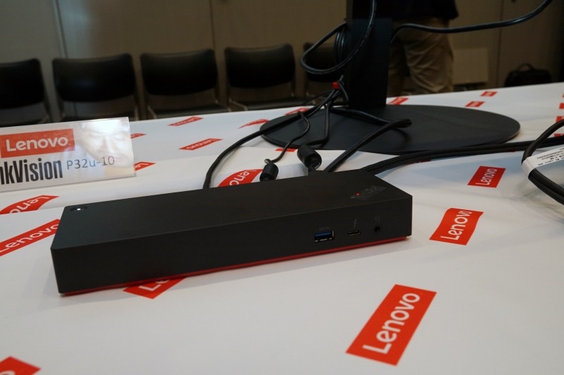 ThinkPadへの電力供給とドック自身への電力供給を行なうために、ACアダプタ用のポートを2基備えている