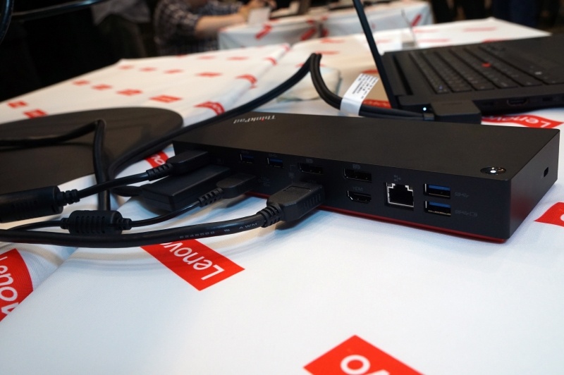 ThinkPadへの電力供給とドック自身への電力供給を行なうために、ACアダプタ用のポートを2基備えている