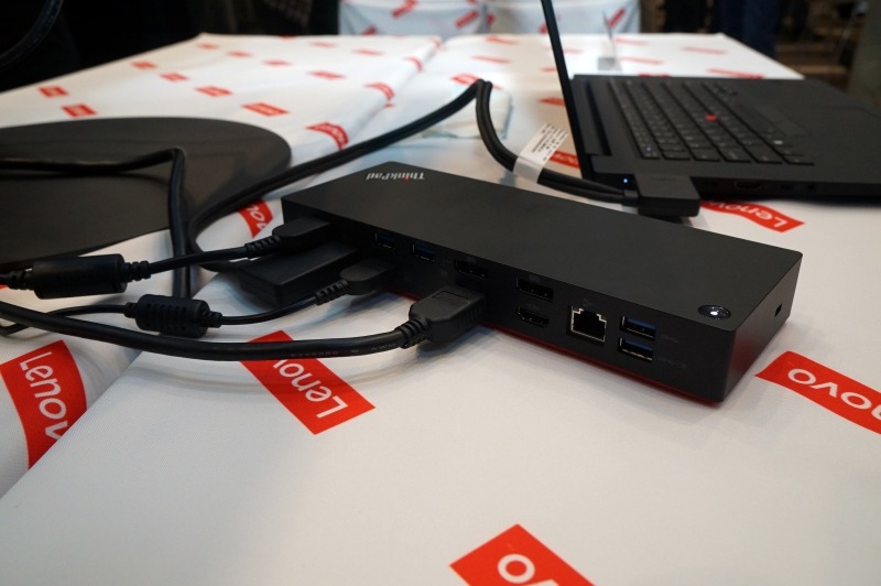 ThinkPadへの電力供給とドック自身への電力供給を行なうために、ACアダプタ用のポートを2基備えている