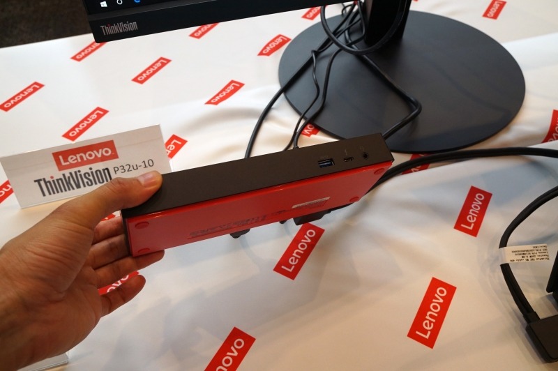 ThinkPadへの電力供給とドック自身への電力供給を行なうために、ACアダプタ用のポートを2基備えている