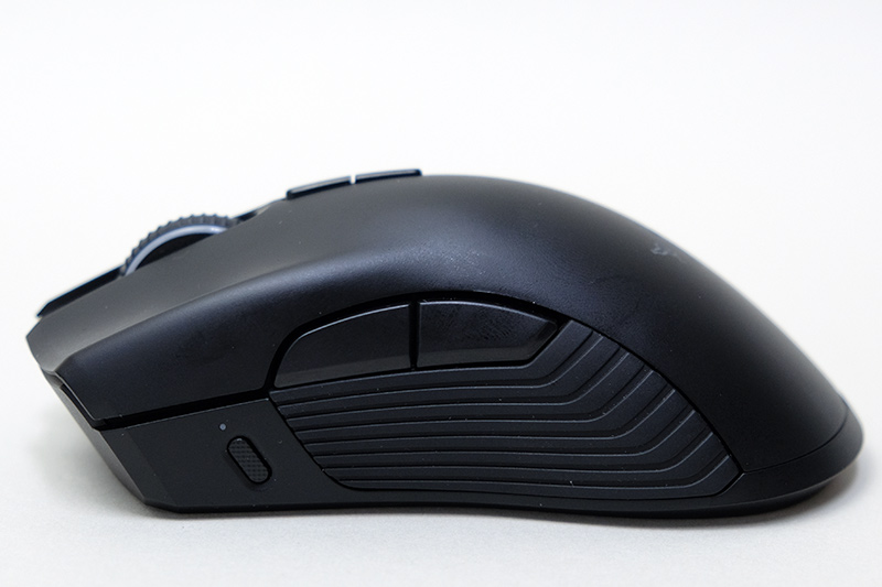 左側面。サイドボタンは2つ。前方の小さなボタンは内蔵プロファイルの切り替えボタン。LEDがプロファイルを示している