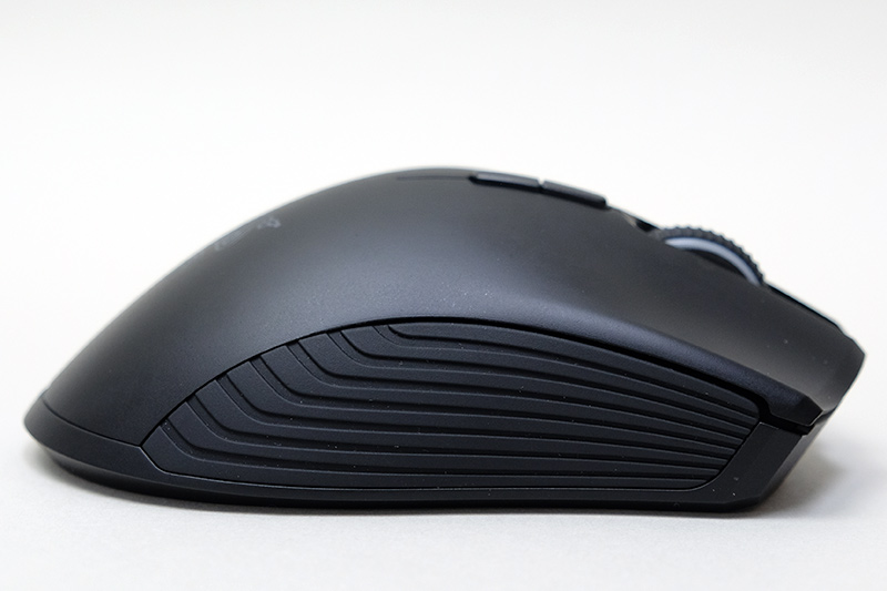 右側面。グリップ部は強化ゴム製