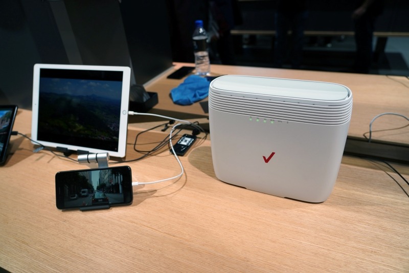 左に置いてあるスマートフォンや12インチiPad Proとの比較で大きさがよくわかる