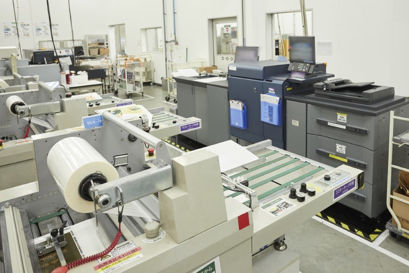 手間にあるのが表紙をラミネートする装置