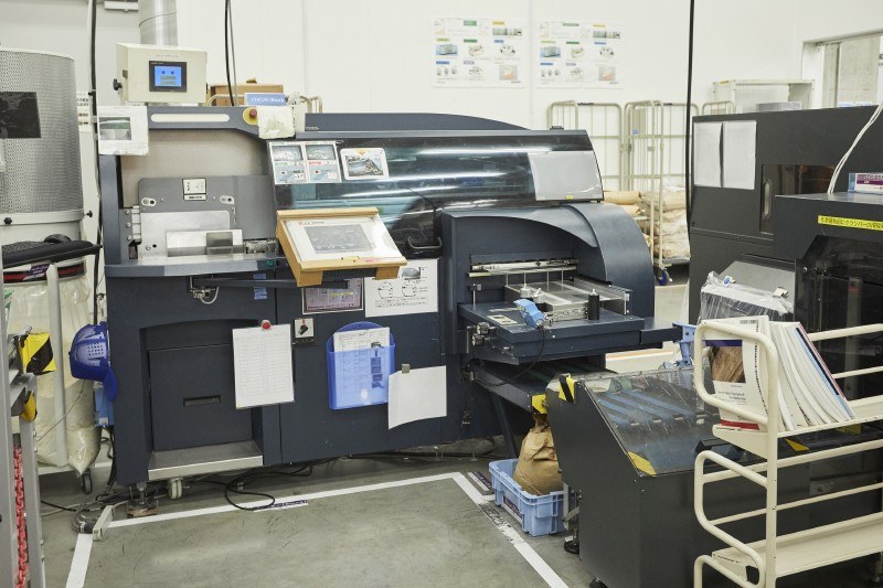 三方を断裁する断裁機