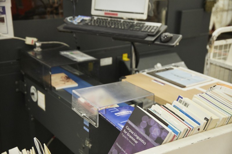 製本機から出てくる書籍