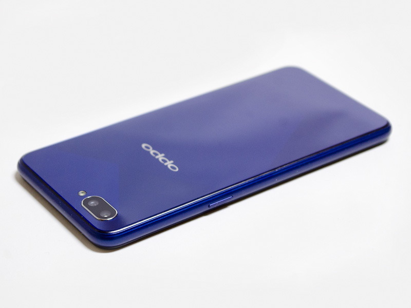 上側面にはなにもなく、右側面に電源ボタン