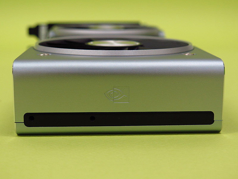 カード全体を覆うカバーは金属製。さまざまところにロゴが入っている