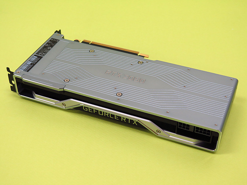 ケース内に収めた場合、この角度から眺めることが多くなりそうだ