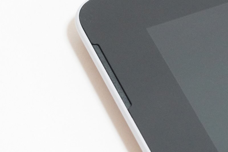 ステレオスピーカーはディスプレイ前面左右に埋め込まれている