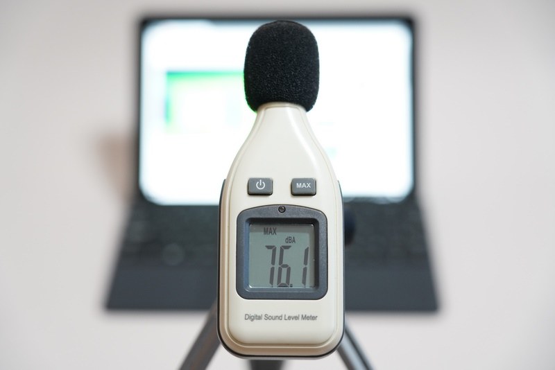 YouTubeで公開されている「前前前世 (movie ver.) RADWIMPS MV」を最大ボリュームで再生したさいの音圧レベルは最大76.1dBA(50cmの距離で測定)