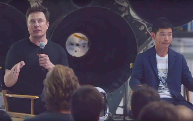 イーロン・マスク氏(左)と前澤友作氏(右)