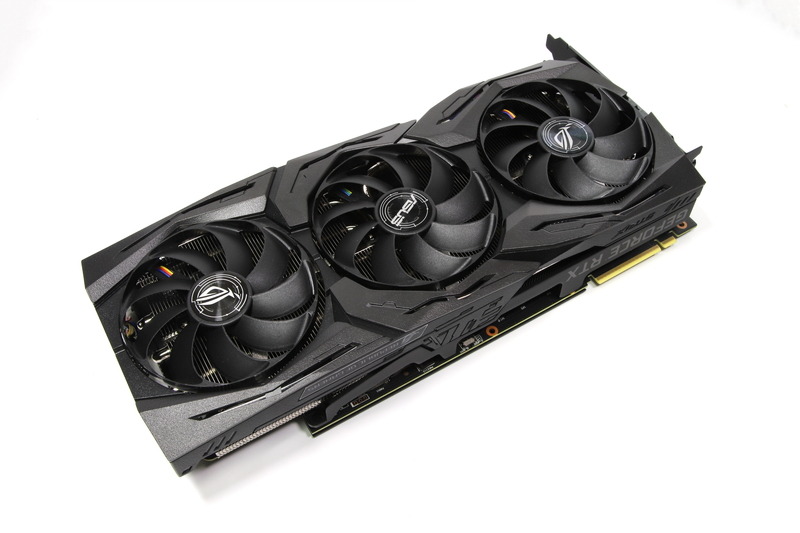 こちらはASUSのROG-STRIX-RTX2080-O8G-GAMING。全体がブラックで精悍な印象を受ける