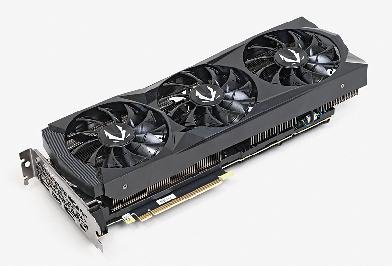 ZOTACから発売される、ZOTAC GAMING GeForce RTX 2080 AMP。基板はFounders Editionと共通だが、クーラーがオリジナル設計となる