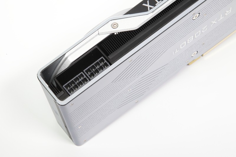 GeForce RTX 2080 Tiの補助電源コネクタ。8ピンを2系統備えており、最大375Wの電力を供給可能