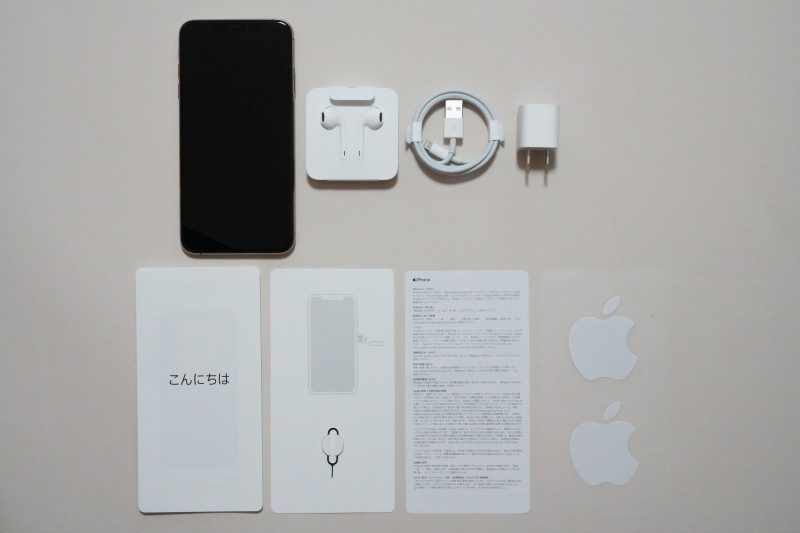 同梱物一覧。iPhone本体、EarPods with Lightning Connector、Lightning - USBケーブル、USB電源アダプタ、マニュアル(クイックスタートガイド、SIMピン、iPhoneユーザーガイド、ステッカー)とシンプルな構成だ