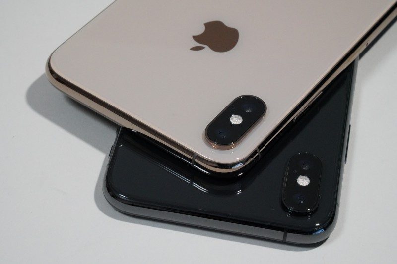 ゴールドの背面はかなり淡い配色が採用されている