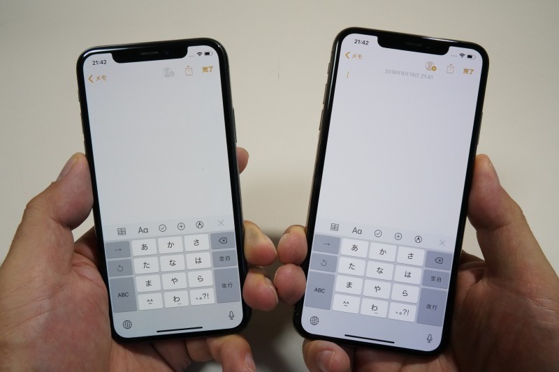 手頃な筐体サイズのXS、情報量が多く、文字が見やすいXS Max。手の長さ20cmと大きめの筆者は、XS Maxでも片手フリック入力ができた