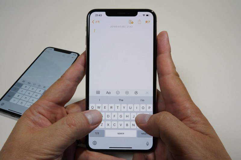 XS Maxはディスプレイが大きいぶん、ソフトウェアQWERTYキーボードで入力しやすい。XS Maxを選んだ場合は、フリックよりもQWERTY入力を利用する頻度が増えそうだ