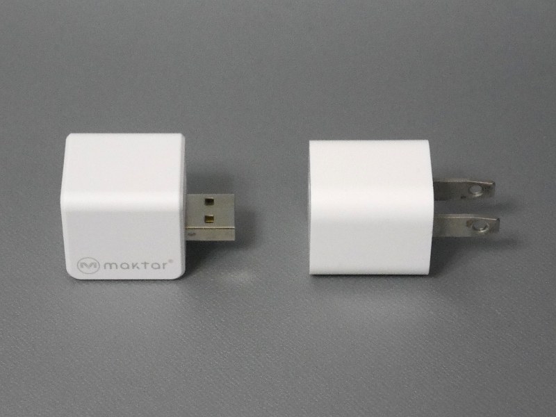 iPhone付属の電源アダプタ(右)とほぼ同サイズ。実際にこの順序で接続する