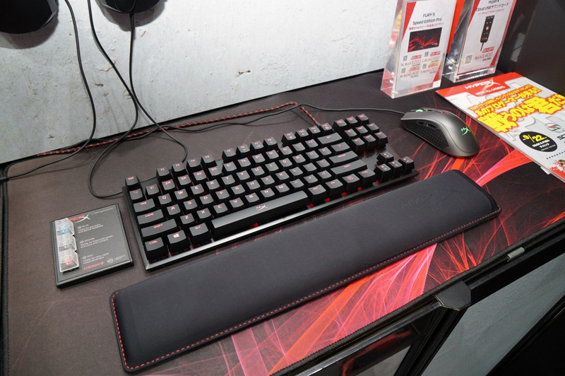 HyperXのブースでは製品を楽天でお得な割引価格で購入できるように、QRコードでクーポンを配布していた