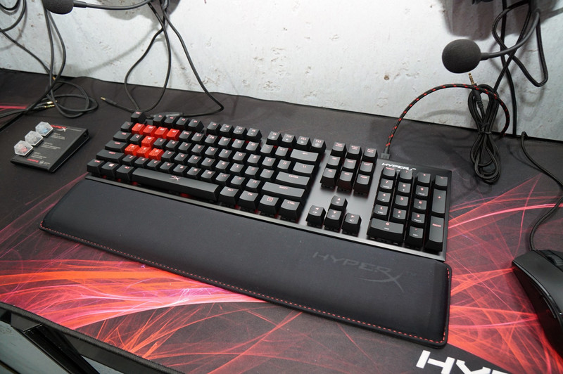 HyperXのブースでは製品を楽天でお得な割引価格で購入できるように、QRコードでクーポンを配布していた