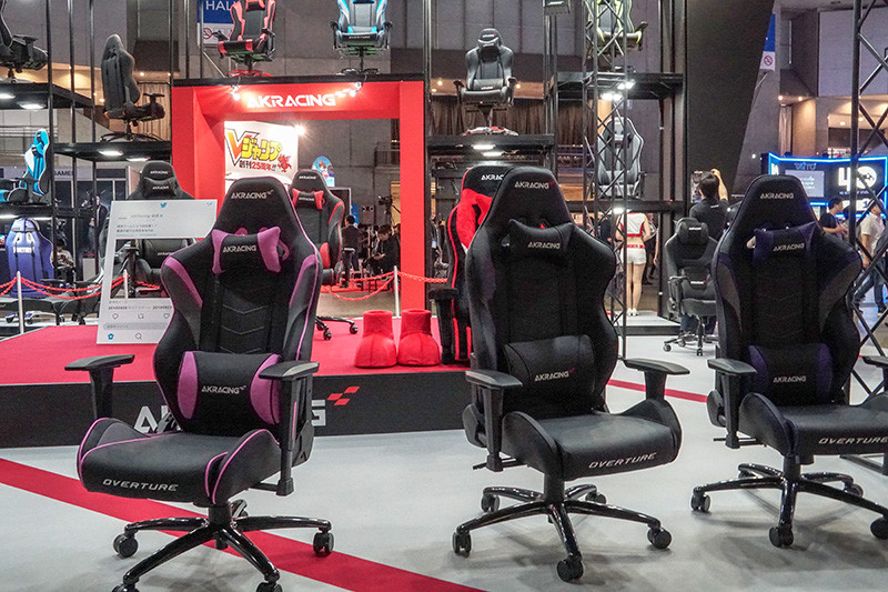 AKRacingではゲーミングチェアの座り心地を試せる