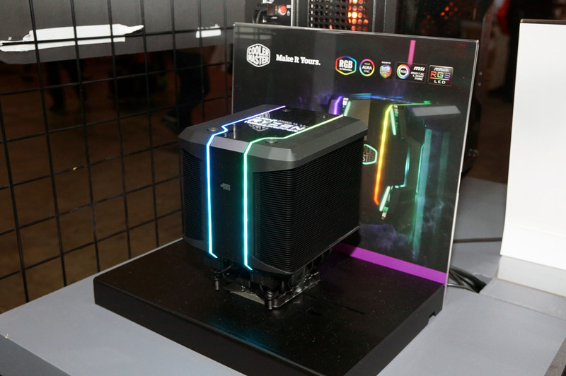 Cooler MasterブースではPCケース、CPUクーラー、キーボード、マウスなどを展示